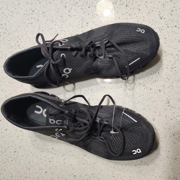 On cloud running active shoes - Picture 1 of 5